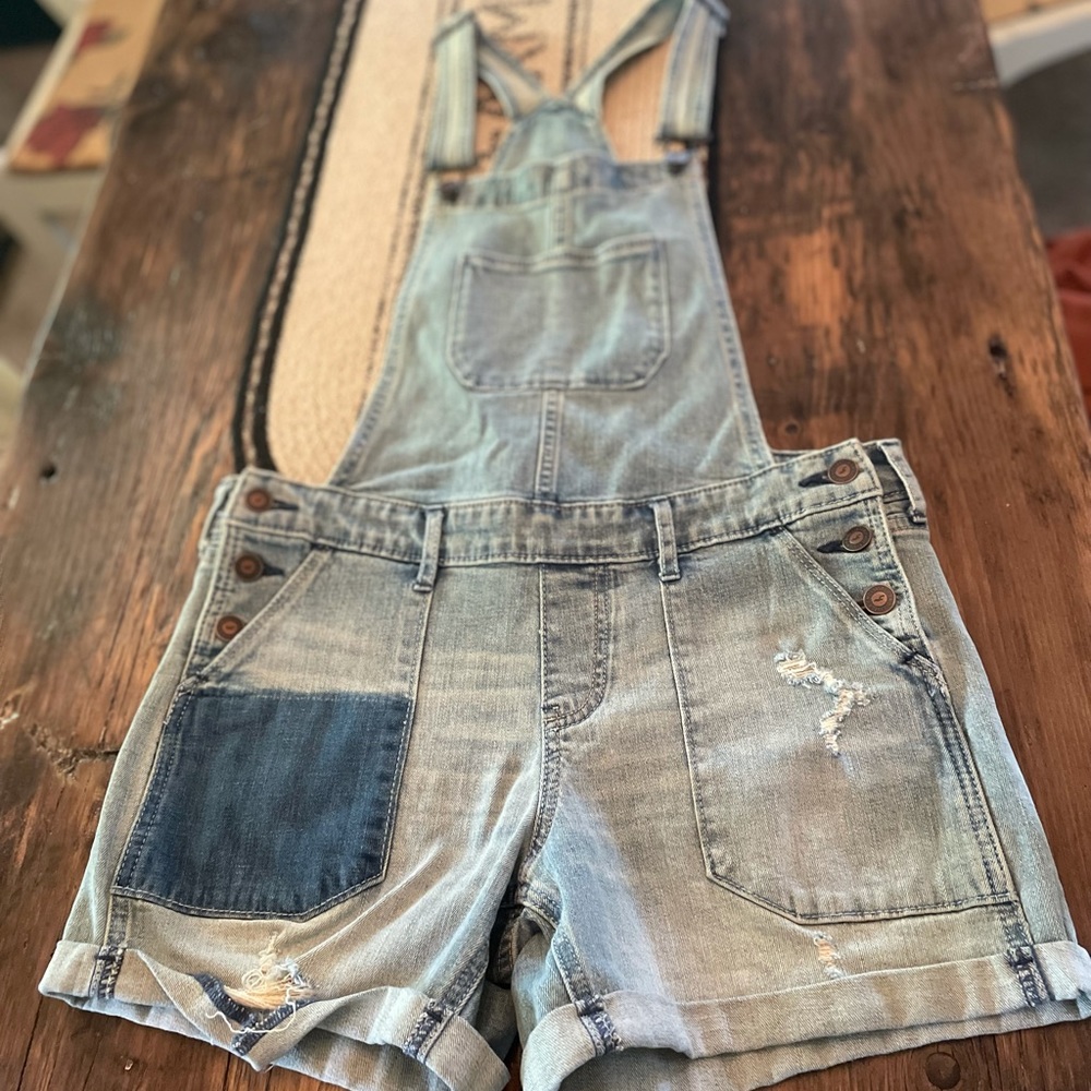 Women’s Hollister overalls still has tags on